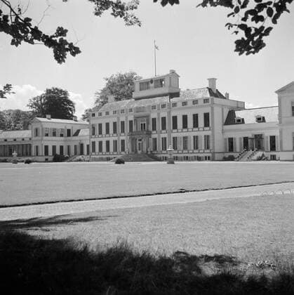 Poll photo collection. The royal family at Soestdijk Palace. Facade of the palace. July 1947. Baarn, Utrecht (province) Copyright: xpiemagsx pienatarchpart72010201-16201 !ACHTUNG AUFNAHMEDATUM GESCHÄTZT!