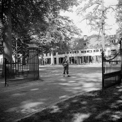 Poll photo collection. The royal family at Soestdijk Palace. A member of the Royal Netherlands Marechaussee is waiting for the entrance to the palace. July 1947. Baarn, Utrecht (province) Copyright: xpiemagsx pienatarchpart72010201-16203 !ACHTUNG AUFNAHMEDATUM GESCHÄTZT!