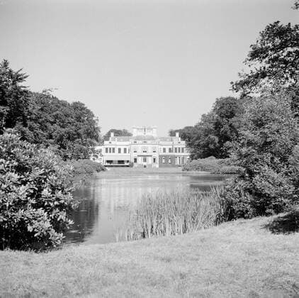 Poll photo collection. The royal family at Soestdijk Palace. Back of the palace with pond. July 1947. Baarn, Utrecht (province) Copyright: xpiemagsx pienatarchpart72010201-16205 !ACHTUNG AUFNAHMEDATUM GESCHÄTZT!