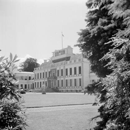Poll photo collection. The royal family at Soestdijk Palace. Facade of the palace. July 1947. Baarn, Utrecht (province) Copyright: xpiemagsx pienatarchpart72010201-16206 !ACHTUNG AUFNAHMEDATUM GESCHÄTZT!