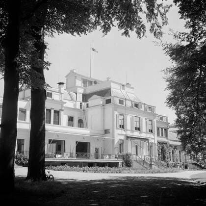 Poll photo collection. The royal family at Soestdijk Palace. Back of the palace. July 1947. Baarn, Utrecht (province) Copyright: xpiemagsx pienatarchpart72010201-16207 !ACHTUNG AUFNAHMEDATUM GESCHÄTZT!