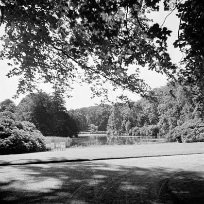 Poll photo collection. The royal family at Soestdijk Palace. The park behind the palace with the pond. July 1947. Baarn, Utrecht (province) Copyright: xpiemagsx pienatarchpart72010201-16208 !ACHTUNG AUFNAHMEDATUM GESCHÄTZT!