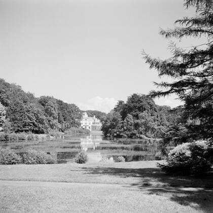 Poll photo collection. The royal family at Soestdijk Palace. Back of the palace with the pond. July 1947. Baarn, Utrecht (province) Copyright: xpiemagsx pienatarchpart72010201-16210 !ACHTUNG AUFNAHMEDATUM GESCHÄTZT!