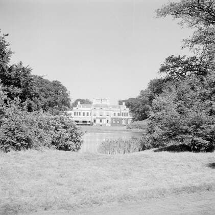 Poll photo collection. The royal family at Soestdijk Palace. Back of the palace with the pond. July 1947. Baarn, Utrecht (province) Copyright: xpiemagsx pienatarchpart72010201-16212 !ACHTUNG AUFNAHMEDATUM GESCHÄTZT!
