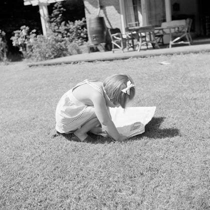 Poll photo collection. The royal family at Soestdijk Palace. Princess Margriet plays with a newspaper on the lawn at the summer house. July 1947. Baarn, Utrecht (province) Copyright: xpiemagsx pienatarchpart72010201-16215 !ACHTUNG AUFNAHMEDATUM GESCHÄTZT!