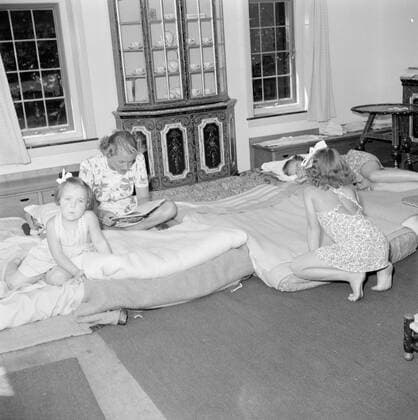 Poll photo collection. The royal family at Soestdijk Palace. The Princesses Beatrix, Irene and Marguerite are read by their children s lady on beds in the summer house. July 1947. Baarn, Utrecht (province) Copyright: xpiemagsx pienatarchpart72010201-16216 !ACHTUNG AUFNAHMEDATUM GESCHÄTZT!