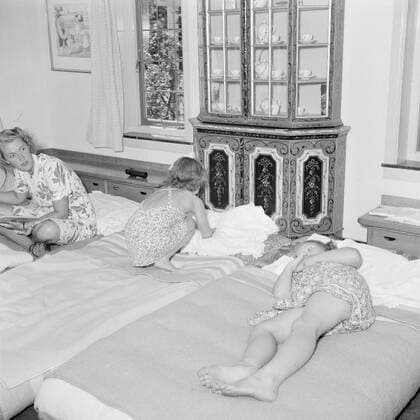 Poll photo collection. The royal family at Soestdijk Palace. The Princesses Beatrix and Irene are read by their children s lady on beds in the summer house. July 1947. Baarn, Utrecht (province) Copyright: xpiemagsx pienatarchpart72010201-16217 !ACHTUNG AUFNAHMEDATUM GESCHÄTZT!