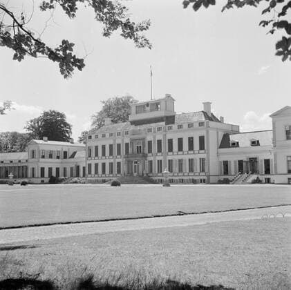Poll photo collection. The royal family at Soestdijk Palace. Facade of the palace. July 1947. Baarn, Utrecht (province) Copyright: xpiemagsx pienatarchpart72010201-16219 !ACHTUNG AUFNAHMEDATUM GESCHÄTZT!