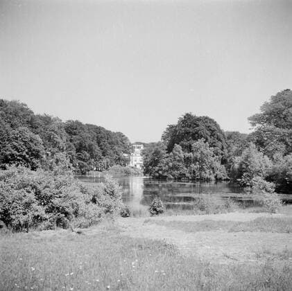 Poll photo collection. The royal family at Soestdijk Palace. Back of the palace with the pond. July 1947. Baarn, Utrecht (province) Copyright: xpiemagsx pienatarchpart72010201-16221 !ACHTUNG AUFNAHMEDATUM GESCHÄTZT!