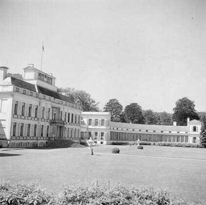 Poll photo collection. The royal family at Soestdijk Palace. Facade of the palace with court side wing. July 1947. Baarn, Utrecht (province) Copyright: xpiemagsx pienatarchpart72010201-16222 !ACHTUNG AUFNAHMEDATUM GESCHÄTZT!