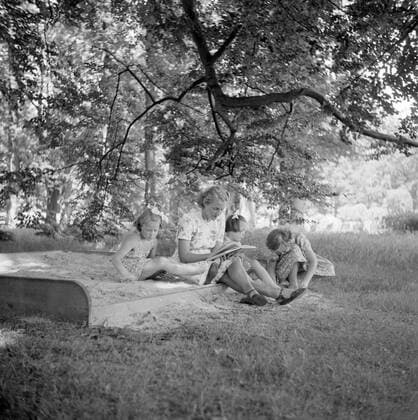 Poll photo collection. The royal family at Soestdijk Palace. The Princesses Beatrix, Irene and Marguerite are read by their children s lady in the park of the palace. July 1947. Baarn, Utrecht (province) Copyright: xpiemagsx pienatarchpart72010201-16224 !ACHTUNG AUFNAHMEDATUM GESCHÄTZT!