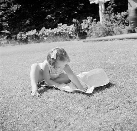 Poll photo collection. The royal family at Soestdijk Palace. Princess Margriet plays with a newspaper on the lawn of the summer house. July 1947. Baarn, Utrecht (province) Copyright: xpiemagsx pienatarchpart72010201-16225 !ACHTUNG AUFNAHMEDATUM GESCHÄTZT!