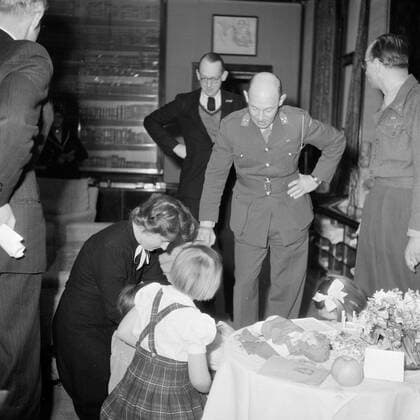 Poll photo collection. The royal family at Soestdijk Palace. Birthday Princess Margriet. Princess Margriet, Princess Beatrix and others at a table with gift. { ca. 1947 }. Baarn, Utrecht (Prov), Utrecht (province) Copyright: xpiemagsx pienatarchpart72010201-16228 !ACHTUNG AUFNAHMEDATUM GESCHÄTZT!