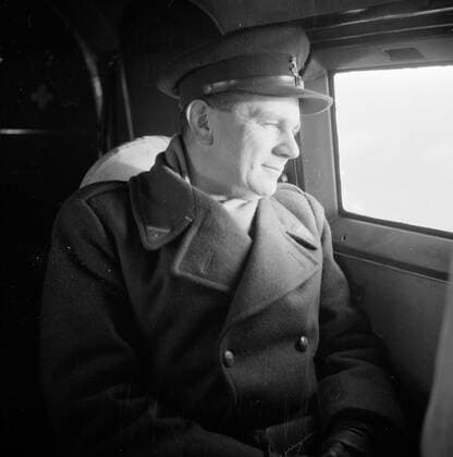 Poll photo collection. Prince Bernhard visits Dutch troops on their army base in Great Britain during the Second World War. A soldier looks out of the window of an airplane. 1940. Great Britain Copyright: xpiemagsx pienatarchpart72010201-16250 !ACHTUNG AUFNAHMEDATUM GESCHÄTZT!
