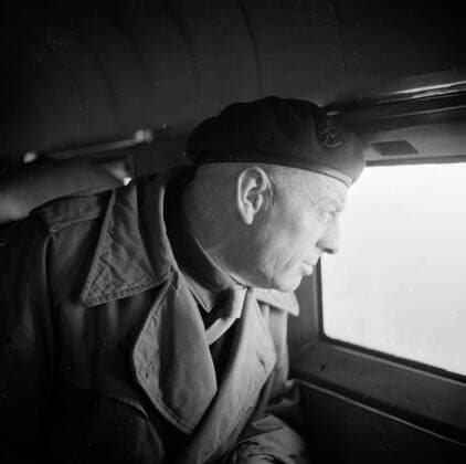 Poll photo collection. Prince Bernhard visits Dutch troops on their army base in Great Britain during the Second World War. A soldier looks out of the window of an airplane. 1940. Great Britain Copyright: xpiemagsx pienatarchpart72010201-16252 !ACHTUNG AUFNAHMEDATUM GESCHÄTZT!