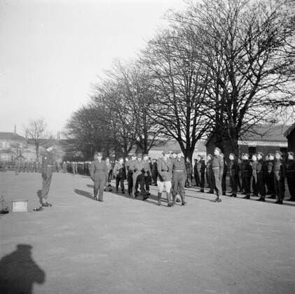 Poll photo collection. Prince Bernhard visits Dutch troops on their army base in Great Britain during the Second World War. Prince Bernhard inspects the troops. 1940. Great Britain Copyright: xpiemagsx pienatarchpart72010201-16253 !ACHTUNG AUFNAHMEDATUM GESCHÄTZT!