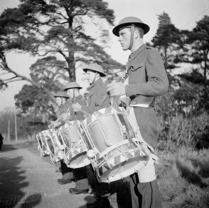 Poll photo collection. Prince Bernhard visits Dutch troops on their army base in Great Britain during the Second World War. Tamboers hit a roll. 1940. Great Britain Copyright: xpiemagsx pienatarchpart72010201-16254 !ACHTUNG AUFNAHMEDATUM GESCHÄTZT!