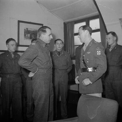 Poll photo collection. Prince Bernhard visits Dutch troops on their army base in Great Britain during the Second World War. Prince Bernhard in conversation with soldiers. 1940. Great Britain Copyright: xpiemagsx pienatarchpart72010201-16256 !ACHTUNG AUFNAHMEDATUM GESCHÄTZT!