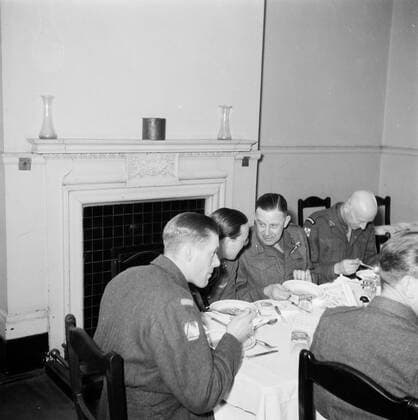 Poll photo collection. Prince Bernhard visits Dutch troops on their army base in Great Britain during the Second World War. Prince Bernhard with mikitimitors to the meal. 1940. Great Britain Copyright: xpiemagsx pienatarchpart72010201-16258 !ACHTUNG AUFNAHMEDATUM GESCHÄTZT!