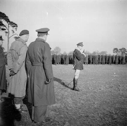 Poll photo collection. Prince Bernhard visits Dutch troops on their army base in Great Britain during the Second World War. Prince Bernhard appeals to the collected Dutch troops. 1940. Great Britain Copyright: xpiemagsx pienatarchpart72010201-16259 !ACHTUNG AUFNAHMEDATUM GESCHÄTZT!