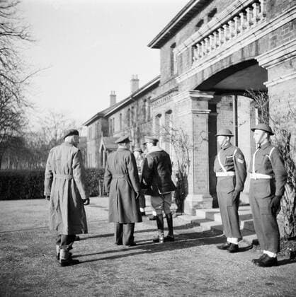 Poll photo collection. Prince Bernhard visits Dutch troops on their army base in Great Britain during the Second World War. Prince Bernhard after arrival at the barracks of the Nedelands troops. 1940. Great Britain Copyright: xpiemagsx pienatarchpart72010201-16260 !ACHTUNG AUFNAHMEDATUM GESCHÄTZT!