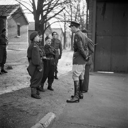 Poll photo collection. Prince Bernhard visits Dutch troops on their army base in Great Britain during the Second World War. Prince Bernhard in conversation with Dutch soldiers. 1940. Great Britain Copyright: xpiemagsx pienatarchpart72010201-16262 !ACHTUNG AUFNAHMEDATUM GESCHÄTZT!