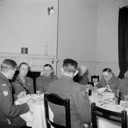 Poll photo collection. Prince Bernhard visits Dutch troops on their army base in Great Britain during the Second World War. Prince Bernhard with soldiers to the meal. 1940. Great Britain Copyright: xpiemagsx pienatarchpart72010201-16263 !ACHTUNG AUFNAHMEDATUM GESCHÄTZT!