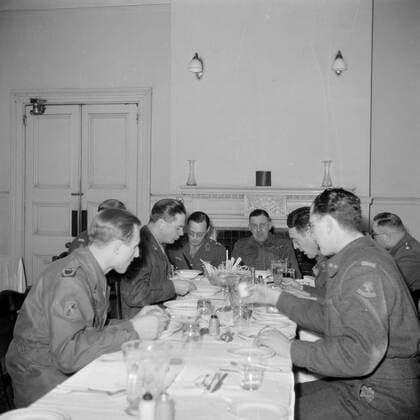 Poll photo collection. Prince Bernhard visits Dutch troops on their army base in Great Britain during the Second World War. Prince Bernhard with soldiers to the meal. 1940. Great Britain Copyright: xpiemagsx pienatarchpart72010201-16264 !ACHTUNG AUFNAHMEDATUM GESCHÄTZT!