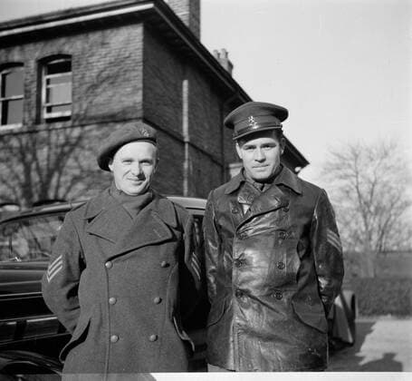 Poll photo collection. Prince Bernhard visits Dutch troops on their army base in Great Britain during the Second World War. Two soldiers standing for the army base. 1940. Great Britain Copyright: xpiemagsx pienatarchpart72010201-16265 !ACHTUNG AUFNAHMEDATUM GESCHÄTZT!