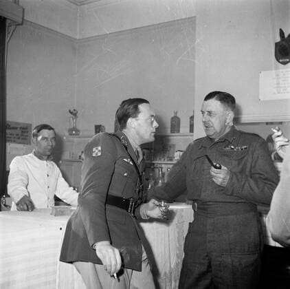 Poll photo collection. Prince Bernhard visits Dutch troops on their army base in Great Britain during the Second World War. Prince Bernhard in conversation with soldiers during a drink. 1940. Great Britain Copyright: xpiemagsx pienatarchpart72010201-16266 !ACHTUNG AUFNAHMEDATUM GESCHÄTZT!