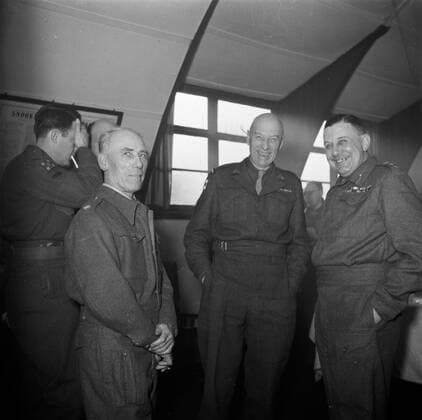 Poll photo collection. Prince Bernhard visits Dutch troops on their army base in Great Britain during the Second World War. Prince Bernhard in conversation with soldiers. 1940. Great Britain Copyright: xpiemagsx pienatarchpart72010201-16267 !ACHTUNG AUFNAHMEDATUM GESCHÄTZT!