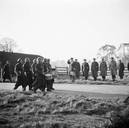 Poll photo collection. Prince Bernhard visits Dutch troops on their army base in Great Britain during the Second World War. The music corps beyond Prince Bernhard. 1940. Great Britain Copyright: xpiemagsx pienatarchpart72010201-16268 !ACHTUNG AUFNAHMEDATUM GESCHÄTZT!