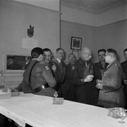 Poll photo collection. Prince Bernhard visits Dutch troops on their army base in Great Britain during the Second World War. Prince Bernhard in conversation with soldiers during a drink. 1940. Great Britain Copyright: xpiemagsx pienatarchpart72010201-16269 !ACHTUNG AUFNAHMEDATUM GESCHÄTZT!