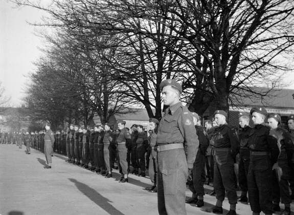 Poll photo collection. Prince Bernhard visits Dutch troops on their army base in Great Britain during the Second World War. Soldiers came up for inspection by Prince Bernhard. 1940. Great Britain Copyright: xpiemagsx pienatarchpart72010201-16271 !ACHTUNG AUFNAHMEDATUM GESCHÄTZT!