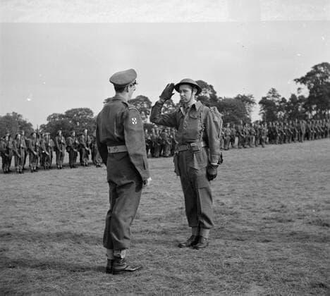 Poll photo collection. Prince Bernhard visits Dutch troops on their army base in Great Britain during the Second World War. The commander of the touched troops reports to Prince Bernhard. 1940. Great Britain Copyright: xpiemagsx pienatarchpart72010201-16272 !ACHTUNG AUFNAHMEDATUM GESCHÄTZT!