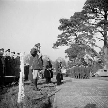Poll photo collection. Prince Bernhard visits Dutch troops on their army base in Great Britain during the Second World War. Soldiers march over to Prince Bernhard. 1940. Great Britain Copyright: xpiemagsx pienatarchpart72010201-16275 !ACHTUNG AUFNAHMEDATUM GESCHÄTZT!