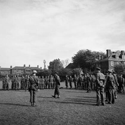Poll photo collection. Prince Bernhard visits Dutch troops on their army base in Great Britain during the Second World War. Prince Bernhard appeals to the ritting troops. 1940. Great Britain Copyright: xpiemagsx pienatarchpart72010201-16277 !ACHTUNG AUFNAHMEDATUM GESCHÄTZT!