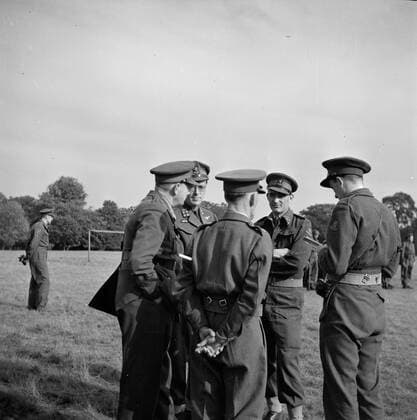 Poll photo collection. Prince Bernhard visits Dutch troops on their army base in Great Britain during the Second World War. Prince Bernhard in conversation with officers. 1940. Great Britain Copyright: xpiemagsx pienatarchpart72010201-16278 !ACHTUNG AUFNAHMEDATUM GESCHÄTZT!