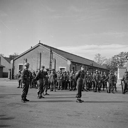 Poll photo collection. Prince Bernhard visits Dutch troops on their army base in Great Britain during the Second World War. Prince Bernhard appeals to the ritting troops. 1940. Great Britain Copyright: xpiemagsx pienatarchpart72010201-16279 !ACHTUNG AUFNAHMEDATUM GESCHÄTZT!