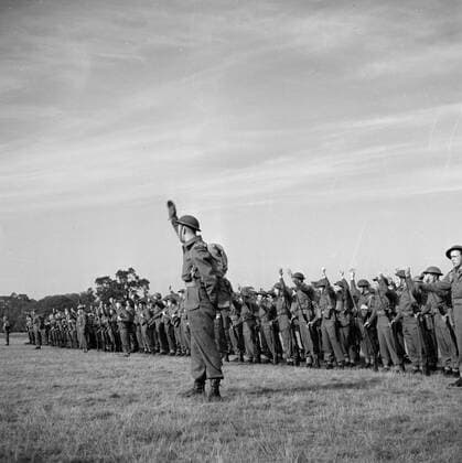 Poll photo collection. Prince Bernhard visits Dutch troops on their army base in Great Britain during the Second World War. The troops release a three-yard hurray. 1940. Great Britain Copyright: xpiemagsx pienatarchpart72010201-16280 !ACHTUNG AUFNAHMEDATUM GESCHÄTZT!