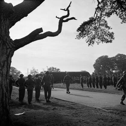 Poll photo collection. Prince Bernhard visits Dutch troops on their army base in Great Britain during the Second World War. The troops through Prince Bernhard. 1940. Great Britain Copyright: xpiemagsx pienatarchpart72010201-16281 !ACHTUNG AUFNAHMEDATUM GESCHÄTZT!