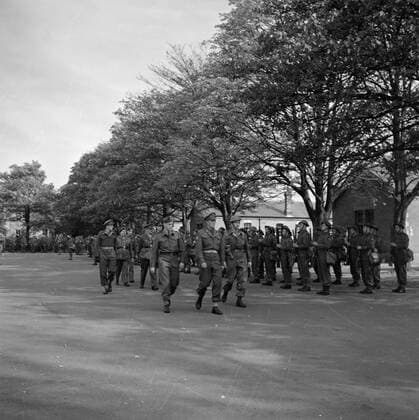 Poll photo collection. Prince Bernhard visits Dutch troops on their army base in Great Britain during the Second World War. Prince Bernhard inspects the troops. 1940. Great Britain Copyright: xpiemagsx pienatarchpart72010201-16282 !ACHTUNG AUFNAHMEDATUM GESCHÄTZT!