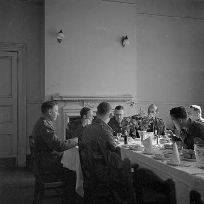 Poll photo collection. Prince Bernhard visits Dutch troops on their army base in Great Britain during the Second World War. Prince Bernhard with soldiers to the meal. 1940. Great Britain Copyright: xpiemagsx pienatarchpart72010201-16283 !ACHTUNG AUFNAHMEDATUM GESCHÄTZT!