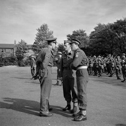 Poll photo collection. Prince Bernhard visits Dutch troops on their army base in Great Britain during the Second World War. Prince Bernhard in conversation with officers. Links General Doorman. 1940. Great Britain Copyright: xpiemagsx pienatarchpart72010201-16284 !ACHTUNG AUFNAHMEDATUM GESCHÄTZT!