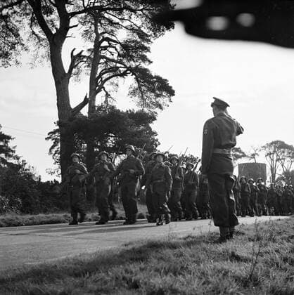 Poll photo collection. Prince Bernhard visits Dutch troops on their army base in Great Britain during the Second World War. The troops through Prince Bernhard. 1940. Great Britain Copyright: xpiemagsx pienatarchpart72010201-16285 !ACHTUNG AUFNAHMEDATUM GESCHÄTZT!