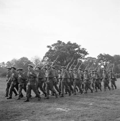 Poll photo collection. Prince Bernhard visits Dutch troops on their army base in Great Britain during the Second World War. The troops through Prince Bernhard. 1940. Great Britain Copyright: xpiemagsx pienatarchpart72010201-16287 !ACHTUNG AUFNAHMEDATUM GESCHÄTZT!