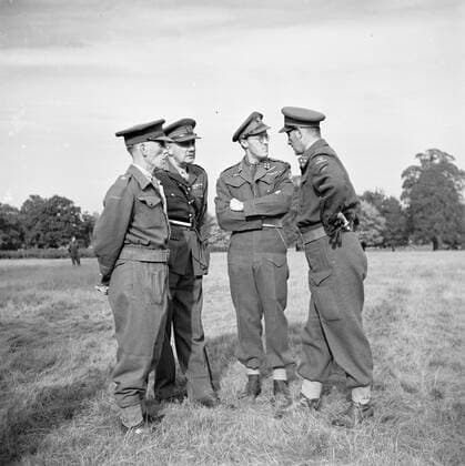 Poll photo collection. Prince Bernhard visits Dutch troops on their army base in Great Britain during the Second World War. Prince Bernhard in conversation with officers. 1940. Great Britain Copyright: xpiemagsx pienatarchpart72010201-16289 !ACHTUNG AUFNAHMEDATUM GESCHÄTZT!