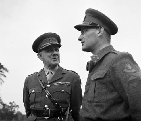 Poll photo collection. Prince Bernhard visits Dutch troops on their army base in Great Britain during the Second World War. Two officers in conversation. 1940. Great Britain Copyright: xpiemagsx pienatarchpart72010201-16290 !ACHTUNG AUFNAHMEDATUM GESCHÄTZT!