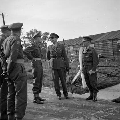 Poll photo collection. Prince Bernhard visits Dutch troops on their army base in Great Britain during the Second World War. Prince Bernhard in conversation with officers. 1940. Great Britain Copyright: xpiemagsx pienatarchpart72010201-16291 !ACHTUNG AUFNAHMEDATUM GESCHÄTZT!