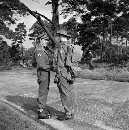 Poll photo collection. Prince Bernhard visits Dutch troops on their army base in Great Britain during the Second World War. Prince Bernhard shakes a soldier of the shock troops. 1940. Great Britain Copyright: xpiemagsx pienatarchpart72010201-16293 !ACHTUNG AUFNAHMEDATUM GESCHÄTZT!